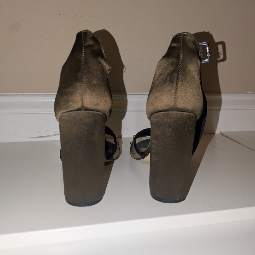 Elegant Black and Gold Women's Heels - Picture 3 of 3